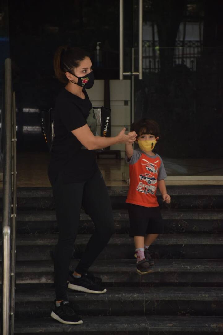 सनी लियोनी की ये तस्वीरें उस वक्त क्लिक की गईं जब वो मुंबई के अंधेरी स्थित अपने ऑफिस से बाहर निकल रही थीं.