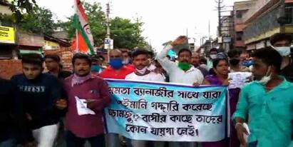 Party workers at Howrah stage protest rally with posters as chances of Rajib Banerjees rejoining TMC gains momentum Rajib Banerjee: রাজীবকে দলে ফেরানো যাবে না, পোস্টার হাতে হাওড়ায় মিছিল তৃণমূল কর্মীদের