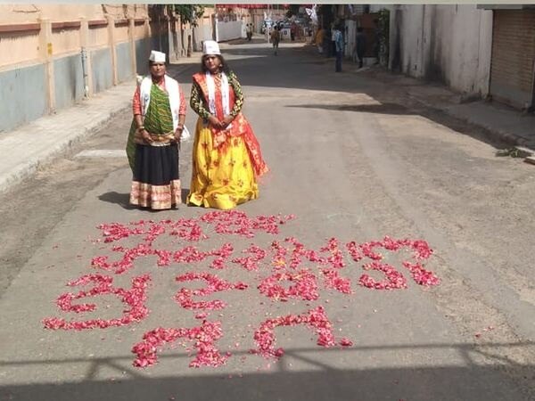 કેજરીવાલના સ્વાગતમાં મહિલા કાર્યકરોએ AAPની ઓફિસ બહાર રોડ પર ગુલાબથી શું લખ્યું ?