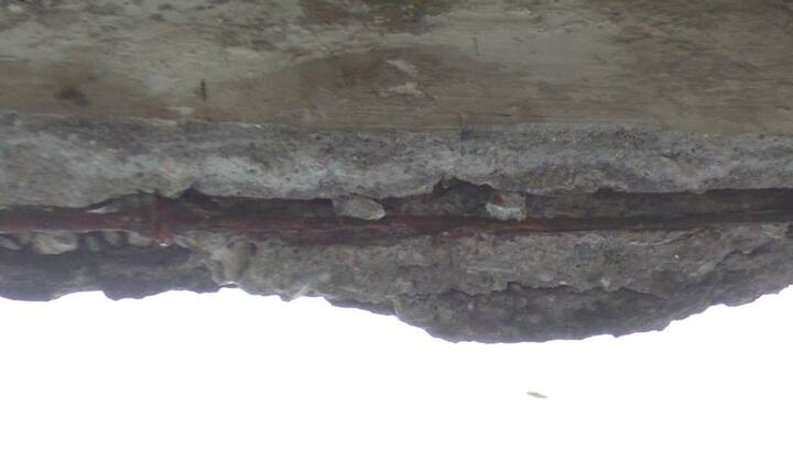 या इमारती निर्मनुष्य करण्यासाठी कारवाई अंतर्गत 172 इमारतींचे पाणी व 110 इमारतींचे विद्युत पुरवठा खंडित करण्यात आला आहे तर तब्बल 992 इमारती निर्मनुष्य करण्यासाठी पोलीस बंदोबस्त मिळावा यासाठी पत्रव्यवहार करण्यात आला आहे. या सर्व कारवाईच्या सोपस्कारानंतर पालिकेने  निर्मनुष्य केलेल्या इमारतींची संख्या अवघ्या 43 एवढी आहे तर पुन्हा रहिवास करण्याची परवानगी दिलेल्या इमारतींची संख्या 4 तर 12 इमारतींच्या प्रकरणी उच्च न्यायालयाने स्थगिती दिली आहे तर 643 इमारती मधील गॅस ग्राहकांचे गॅस कनेक्शन खंडित करण्यासाठी संबंधित कंपनीस पत्र देण्यात आले आहे.हा सर्व खटाटोप करून अवघ्या 25 इमारतींचे निष्कसन पालिका प्रशासनाने केले आहे.