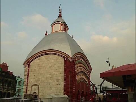 করোনার বিরুদ্ধে যুদ্ধে রাজ্যে বিধি নিষেধ জারির পরই তারাপীঠ মন্দির ভক্তদের প্রবেশে নিষেধাজ্ঞা জারি করেছিল।