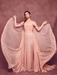 Alia Bhatt ने इन 5 खूबसूरत Gowns में प्रिंसेस की तरह दिया पोज़