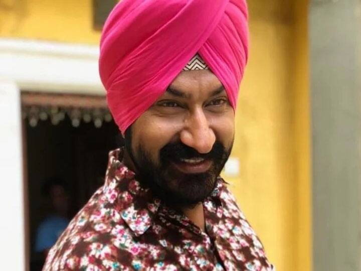 सरदार रोशन सिंह सोढ़ी का किरदार निभाकर लोगों के चेहरों पर हंसी लाने वाले अभिनेता गुरचरण सिंह हमेशा अपनी पत्नी रोशन के प्यार में नजर आते हैं. लेकिन आपको जानकर हैरानी होगी कि अब तक वह असल जिंदगी में कुंवारे हैं. आपको बता दें कि गुरुचरण ने किन्हीं कारणों से साल 2013 में शो छोड़ दिया था. लेकिन आज भी उनका किरदार लोगों के दिलों में बसा हुआ है.