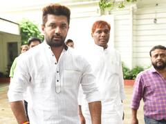 Bihar LJP Conflict: चाचा पशुपति पारस के घर पहुंचे चिराग पासवान, गेट पर करते रहे इंतजार, 20 मिनट बाद मिली एंट्री