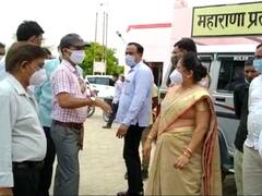 सामुदायिक स्वास्थ्य केंद्र में खुद की चारपाई पर लेटा था मरीज, अव्यवस्था देख भड़कीं बीजेपी विधायक