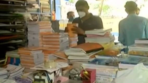 Surat:ઓનલાઈન અભ્યાસ તો શરૂ પરંતુ પાઠ્યપુસ્તકની અછતના કારણે વાલીઓ બુક્સ સ્ટોર પર મારી રહ્યાં છે ફાંફા