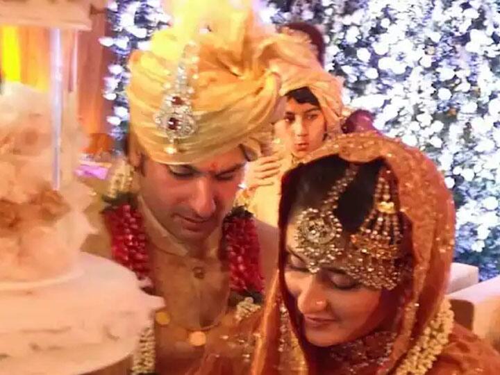 आपको बता दें कि सैफ अली खान ने साल 1991 में एक्ट्रेस अमृता सिंह से शादी की, जिनसे उनके दो बच्चे सारा अली खान और अब्राहम हैं. दोनों ने साल 2004 में तलाक ले लिया था और दोनों अलग हो गए थे. जिसके बाद सैफ अली और करीना कपूर ने साल 2012 में शादी की थी.