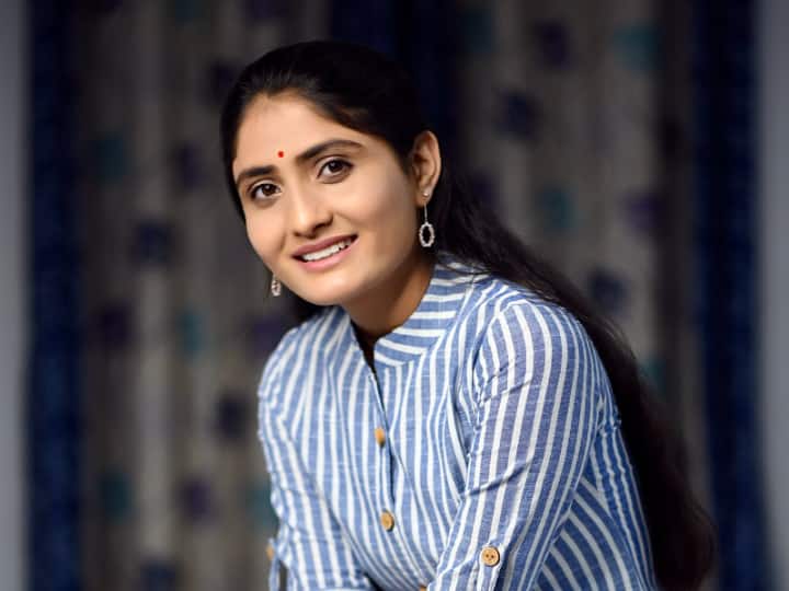 Gujarat: Singer Takes Covid Jab 'Inside Home', Govt Orders Inquiry Against Health Worker Complaint Filed Against Geeta Rabari After Getting Covid Vaccine At Home, Govt Orders Inquiry Against Health Worker Gujarat: Singer Takes Covid Jab 'Inside Home', Govt Orders Inquiry Against Health Worker