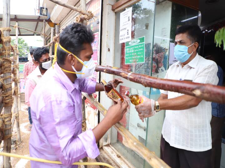 ஆர்வமாய் மதுவை வாங்கும் மதுபிரியர்