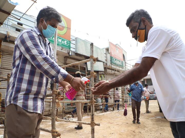 கொரோனா நோய் பரவலை தடுக்க கிருமி நாசினி வழங்கும் டாஸ்மாக் ஊழியர்