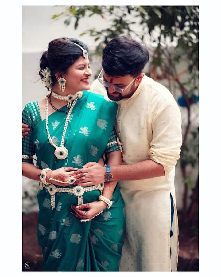 प्रसिद्ध गायिका सावनी रविंद्रने सोशल मीडियाच्या माध्यमातून नुकतंच तिच्या चाहत्यांना ही गोड बातमी दिली होती. अतिशय सुरेख शब्दांत सुरुवातीलाच उल्लेख केलेल्या ओळी लिहीत तिनं आपल्याला मातृत्त्वाची चाहूल लागल्याची आनंदवार्ता सर्वांना सांगितली होती. (Photo Credit : @savanieeravindrra/Instagram)