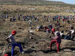 வேட்டை.. வேட்டை.. வைர வேட்டை.. மண்ணைக் கிளறி வைரம் எடுக்கும் தென்னாப்ரிக்கா மக்கள்!