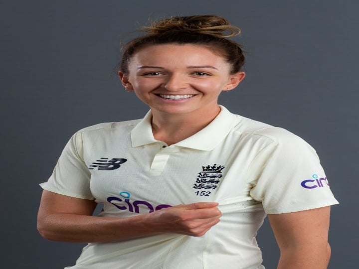 England women's cricket Team's Kate cross gives fitting reply to twitter suggestion 'உள்ளாடை அணிந்து விளையாடுங்கள்’ ரசிகர் யோசனைக்கு பதிலடி தந்த கிரிக்கெட் வீராங்கனை