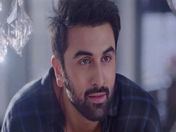 बॉलीवुड एक्टर रणबीर कपूर अपनी एक्टिंग के साथ लव लाइफ को लेकर भी खूब चर्चा में रहे हैं. रणबीर कपूर ने अपने फिल्मी करियर की शुरुआत सांवरिया फिल्म से की थी. फिल्मों में एंट्री करने के बाद रणबीर एक्ट्रेस दीपिका पादुकोण को डेट करने लगे थे. दोनों का रिश्ता करीब दो साल तक चला था और फिर दोनों का ब्रेकअप हो गया.