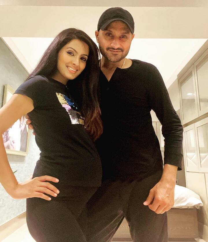 त्यांनी काही दिवसांपूर्वीच चाहत्यांना ही गोड बातमी दिली होती. नव्या पाहुण्यासाठी गीता-हरभजनच्या घरी बेब शॉवरचं आयोजन करण्यात आलं होतं. (Photo instagram @geetabasra)