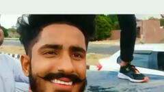 Etah: हाईवे पर चलती गाड़ी में स्टंट करना पड़ा महंगा, पुलिस आरोपियों की तलाश में जुटी