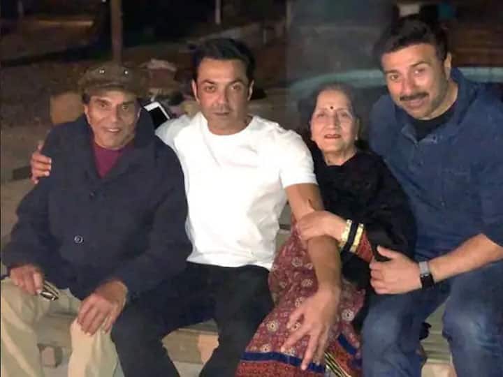 आपको बता दें, धर्मेंद्र हेमा से शादी करने से पहले प्रकाश कौर से शादी कर चुके थे. धर्मेंद्र ने प्रकाश कौर से अरेंज मैरिज की थी. उस समय धर्मेंद्र की उम्र 19 साल थी. धर्मेंद्र को प्रकाश से चार बच्चे (सनी,बॉबी, विजेता और अजीता) हुए. लेकिन फिल्मों में काम करते हुए उनका झुकाव हेमा मालिनी की तरफ हो गया.