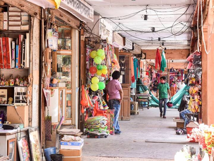 Rajasthan Govt releases revised corona guidelines allows religious programmes with maximum 200 people Rajasthan News: राजस्थान में कोरोना को लेकर गाइडलाइंस, धार्मिक कार्यक्रम की इजाजत, जारी रहेगा नाइट कर्फ्यू