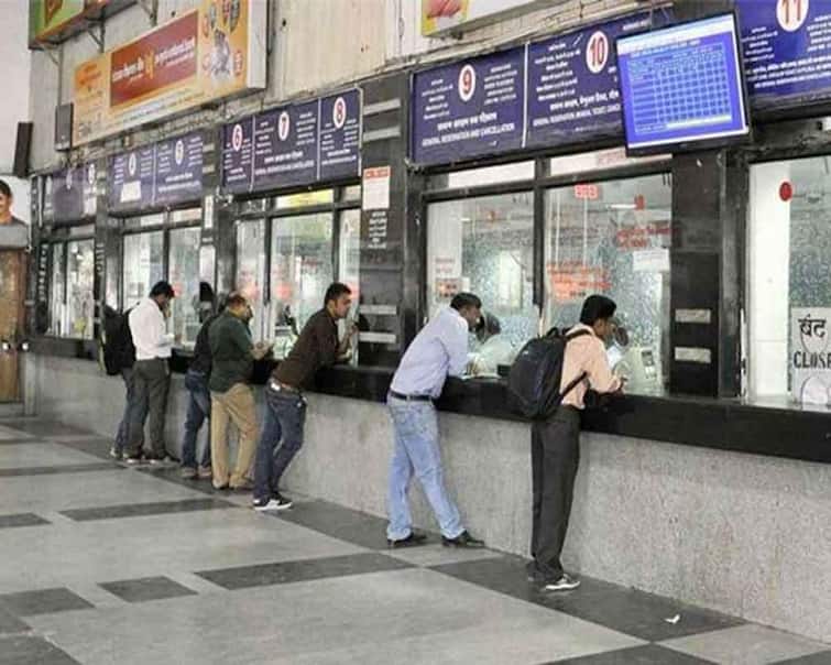 Train Ticket Booking: स्टेशन से ट्रेन टिकट खरीदने पर मिलेगा डिस्काउंट,  जानिए क्या है रेलवे का ऑफर 