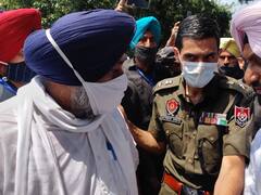 अकाली दल कार्यकर्ताओं को तितर-बितर करने के लिए पुलिस ने पानी की बौछारें छोड़ी, सुखबीर सिंह बादल को हिरासत में लिया