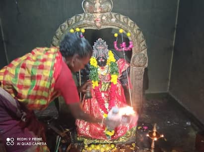 Pinniyakkal works as a female priest in the madurai  Usilampatti temple மதுரை : பல சட்டப் போராட்டங்களுக்கு பின் பெண் பூசாரியாக வென்ற பின்னியக்காளின் கதை தெரியுமா..!