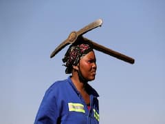 வேட்டை.. வேட்டை.. வைர வேட்டை.. மண்ணைக் கிளறி வைரம் எடுக்கும் தென்னாப்ரிக்கா மக்கள்!