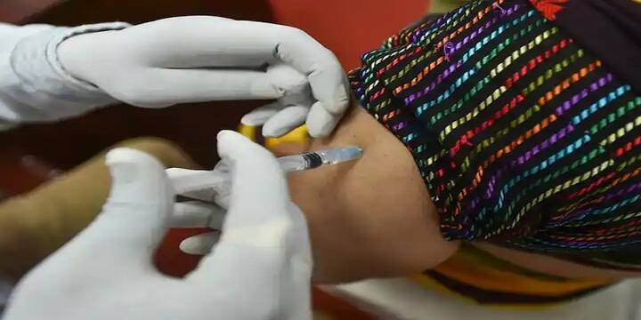 তবে স্বাস্থ্যমন্ত্রক জানিয়ে দিয়েছে, অনন্তপক্ষে ২৮ দিন পর কোভিশিল্ডের দ্বিতীয় ডোজ নিতে হবে।