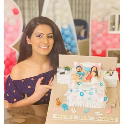 इस फोटो में गीता केक के पास पोज देती दिख रही हैं.गीता का ये केक बहुत ही खास था. जो स्पेशल ऑर्डर पर तैयार किया गया था. इसमें हरभजन, गीता उनकी बेटी और आने वाले न्यू बेबी की फोटो लगी हुई है.