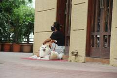 घर के बाहर Pet Casper के साथ कुछ यूं बैठी दिखीं Malaika Arora, आखिर किसका कर रही थीं इंतजार?