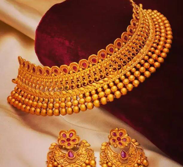 Gold Hallmarking Rule From April 1 big change gold buying rules now only Jewellery with hallmarks will be valid Gold Hallmarking : 1 एप्रिलपासून सोने खरेदीच्या नियमात मोठा बदल, आता सहा अंकी हॉलमार्क असलेले दागिनेच ठरणार वैध