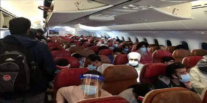 এক বিবৃতিতে সরকারের তরফে বলা হয়েছে, শিক্ষার জন্য যেসব ছাত্রকে বিদেশে যেতে হবে তাঁরা দ্বিতীয় ডোজ নিতে পারবেন।(প্রতীকী ছবি)