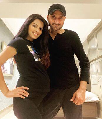 फोटोज को शेयर करते हुए गीता ने लिखा कि, मेरी सबसे प्यारी लड़कियां! कितना सुंदर और स्वीटेस्ट गोद भराई सरप्राइज! पता नहीं मैं आप सभी के बिना क्या करुंगी, आप सभी ने मुझे इतना स्पेशल महसूस कराया और मुझे खुश किया.. ऐसे ही पलों को एक-दूसरे के साथ न सेलिब्रेट कर पाने के चलते एक-दूसरे को मिस करते हैं. भगवान का शुक्रिया अदा करते हैं जो हमें जोड़े रखते हैं! अपने जीवन में मैं आप लोगों का और पति हरभजन का साथ पाकर बहुत धन्य हूं!.