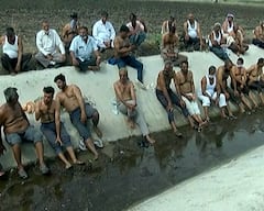 રાજકોટના ડુંગરકા ગામના ખેડૂતોએ કેનાલમાં પાણી ના આવતા અર્ધનગ્ન થઇ નોંધાવ્યો વિરોધ
