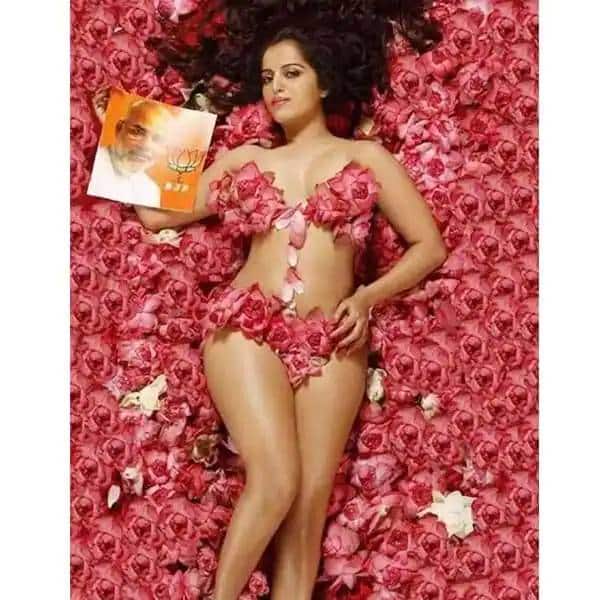 एक्ट्रेस मेघना पटेल ने गुलाब के फूलों की सेज पर लेटी हुईं और गुलाब की पंखुड़ियों से अपनी शरीर को बिकिनी की तरह कवर किया हुआ है.