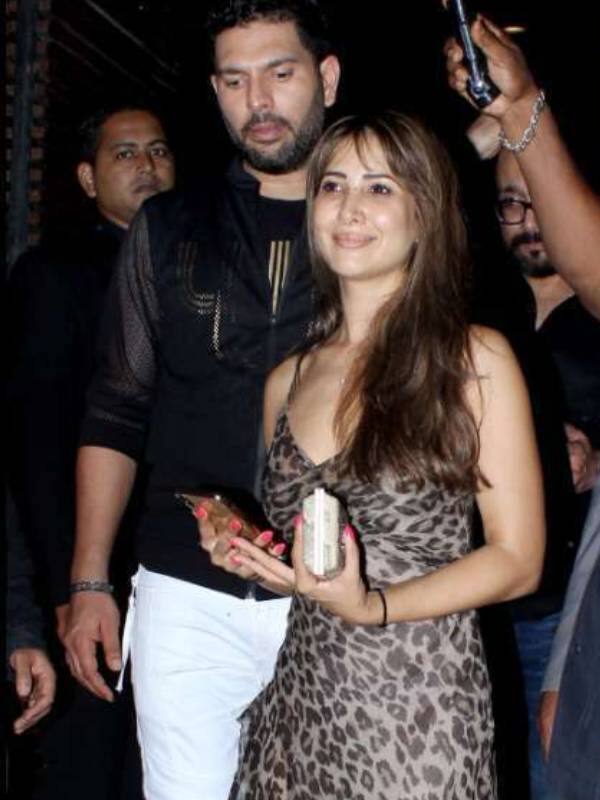 साल 2003 में किम शर्मा और युवराज सिंह ने एक-दूसरे को डेट करना शुरू किया. दोनों कई इवेंट में हाथों में हाथ डाले साथ नजर आए.