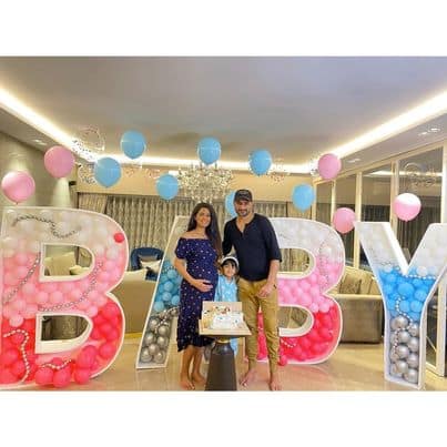 इस फोटो में गीता अपने पति हरभजन सिंह और बेटी के साथ पोज दे रही हैं. और तीनों ही इसमें काफी खुश नजर आ रहे हैं. इसके साथ ही घर इस खास मौके के लिए बहुत ही खूबसूरत सजाया गया है.