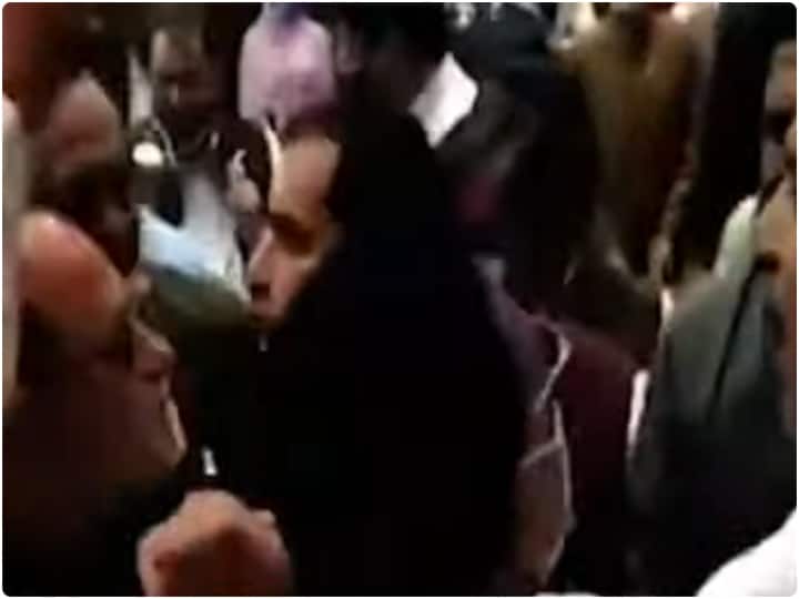 Ruckus in Pakistan National Assembly after PTI leader abusive remarks पाकिस्तान की नेशनल एसेंबली में भारी हंगामा, पीटीआई नेता ने की गाली-गलौज; धक्कामुक्की का वीडियो वायरल