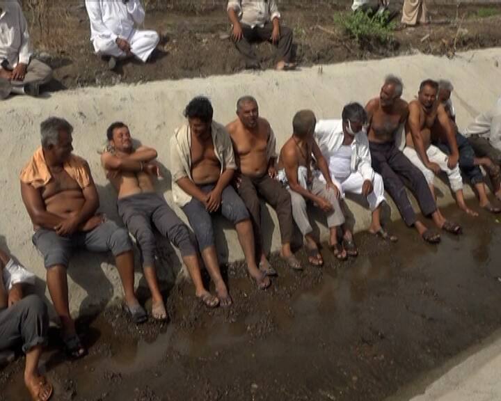 આજી 2 ડેમમાંથી કેનાલમાં 8 તારીખે પાણી છોડવામાં આવ્યું હતું પરંતુ આજ દિવસ સુધી પાણી ન પહોંચતા ખેડૂતો રોષે ભરાયા હતા અને અર્ધનગ્ન હાલતમાં કેનાલમાં બેસીને વિરોધ પ્રદર્શન કર્યું હતું.