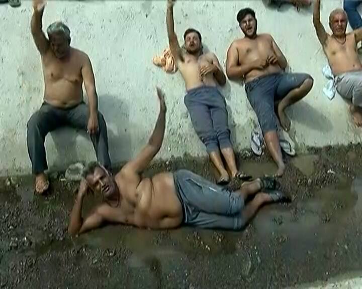 ખેડૂતોનું કહેવું છે કે ખરીફ પાકના પિયત માટે પાણી જરૂર છે પરંતુ કેનાલ જ ખાલી છે અને જો પાણી નહિ મળે તો મગફળી, કપાસ સહિતના પાકને નુક્સાન જવાની ભીતિ છે.