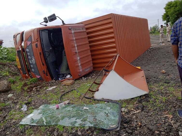 Truck accident on Dhule-Solapur highway; Looting of goods worth Rs 75 lakh from locals धुळे-सोलापूर हायवेवर ट्रकचा अपघात; स्थानिकांकडून गाडीतल्या 75 लाखांच्या मालाची लूट