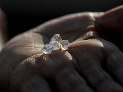 வேட்டை.. வேட்டை.. வைர வேட்டை.. மண்ணைக் கிளறி வைரம் எடுக்கும் தென்னாப்ரிக்கா மக்கள்!