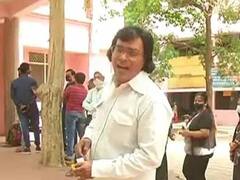 मेरठ के वैक्सीनेशन सेंटर पहुंचे जूनियर राजेश खन्ना, बोले- बाबू मोशाय वैक्सीनेशन करवा लो