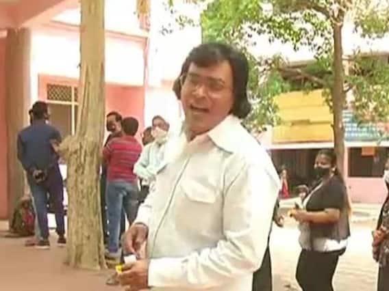 मेरठ के वैक्सीनेशन सेंटर पहुंचे जूनियर राजेश खन्ना, बोले- बाबू मोशाय वैक्सीनेशन करवा लो मेरठ के वैक्सीनेशन सेंटर पहुंचे जूनियर राजेश खन्ना, बोले- बाबू मोशाय वैक्सीनेशन करवा लो