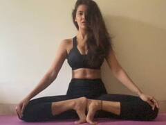 फिट रहने के लिए योगा करती हैं ग्लैमरस एक्ट्रेस ईशा गुप्ता, उनकी ये तस्वीरें आपको भी करेंगी Inspire, देखें