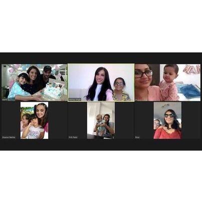 वहीं एक और फोटो में उन्होंने अपने दोस्तों को दिखाया है. जो इसमें वर्चुअली शामिल हुए थे.