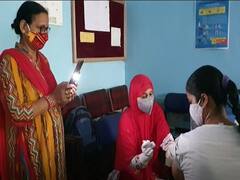 मोबाइल टॉर्च की रोशनी में लगाई जा रही है कोरोना वैक्सीन, अस्पताल में चारों तरफ फैली है गंदगी