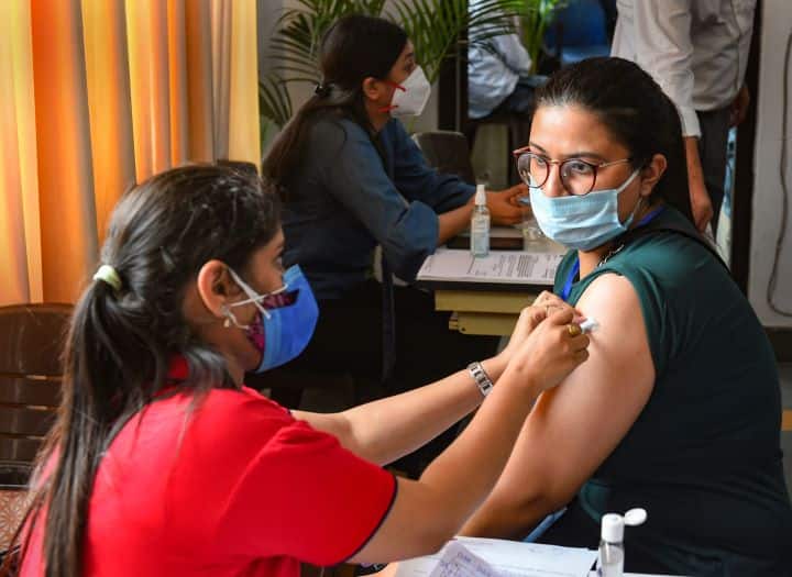 More than 51 lakh doses of coronavirus vaccine administered in 14 days in UP ANN UP में 14 दिनों में लगी कोरोना टीके की 51 लाख से ज्यादा डोज़, इस महीने 1 करोड़ खुराक देने का है टारगेट