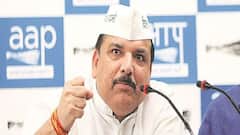 Delhi: AAP सांसद Sanjay Singh के घर पर पोती कालिख, पुलिस ने की कार्रवाई