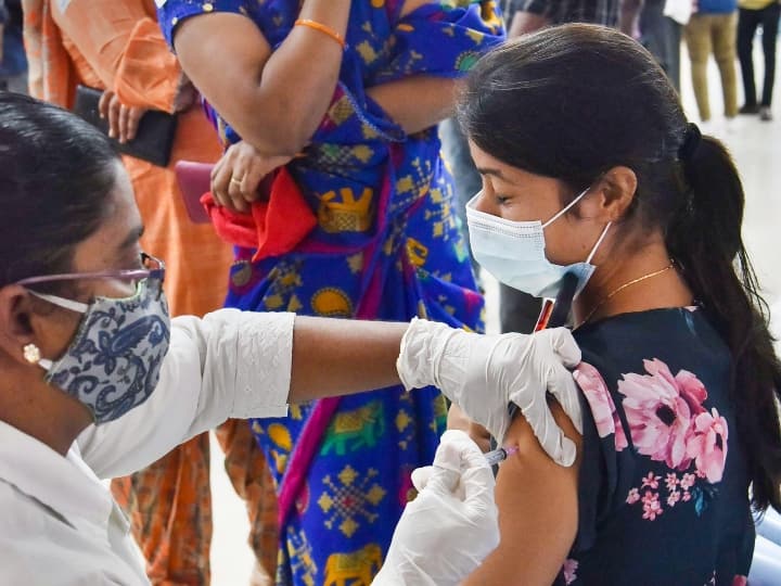 As many as 4.53 lakh people in the state were vaccinated against corona yesterday રાજ્યમાં ગઈકાલે 4.53 લાખ લોકોએ કોરોના રસી લીધી, 20 ટકા રસી આ બે જિલ્લામાંથી જ લીધી