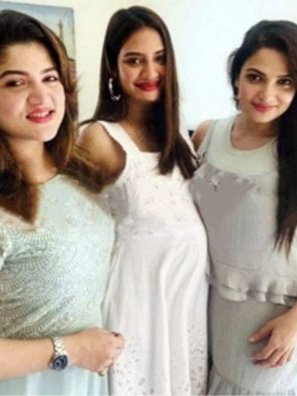 नुसरत जहां की इन तस्वीरों में उनके साथ उनकी को-एक्टर्स  भी दिख रही हैं और फोटो मुस्कुराते हुए फोटो के लिए पोज दे रही हैं.